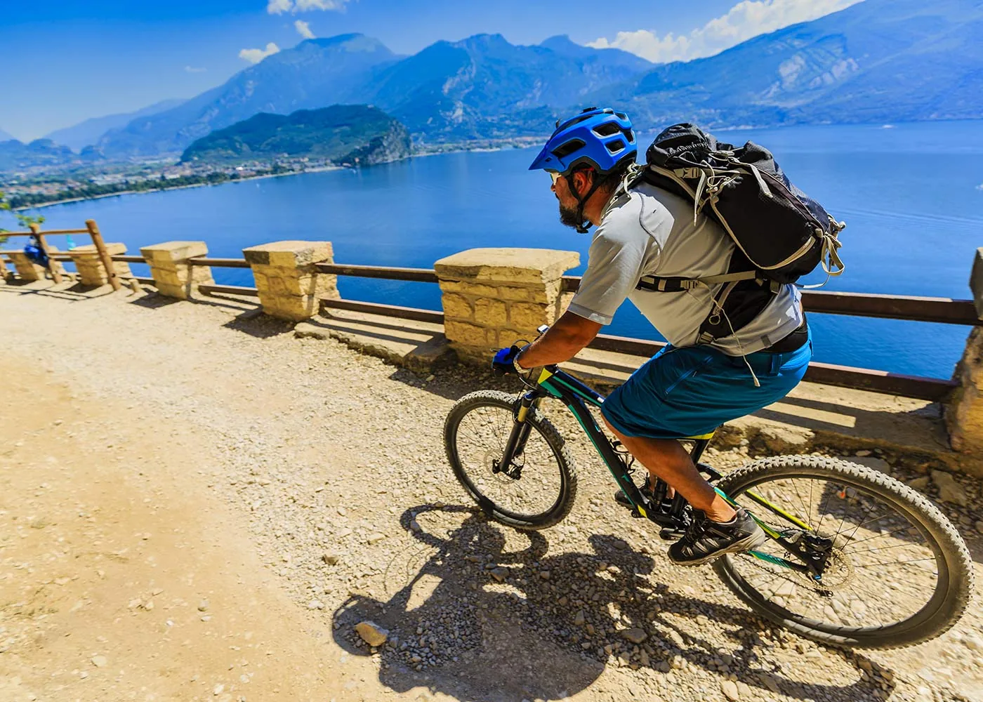 in mountain bike sul sentiero della Ponale